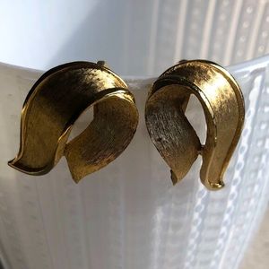 Vintage Crown Trifari gold tone clip on earrings